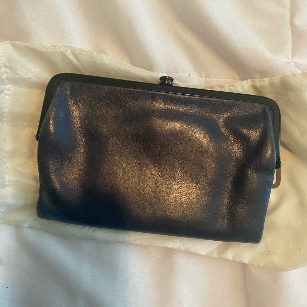 HOBO kiss lock clutch in Navy